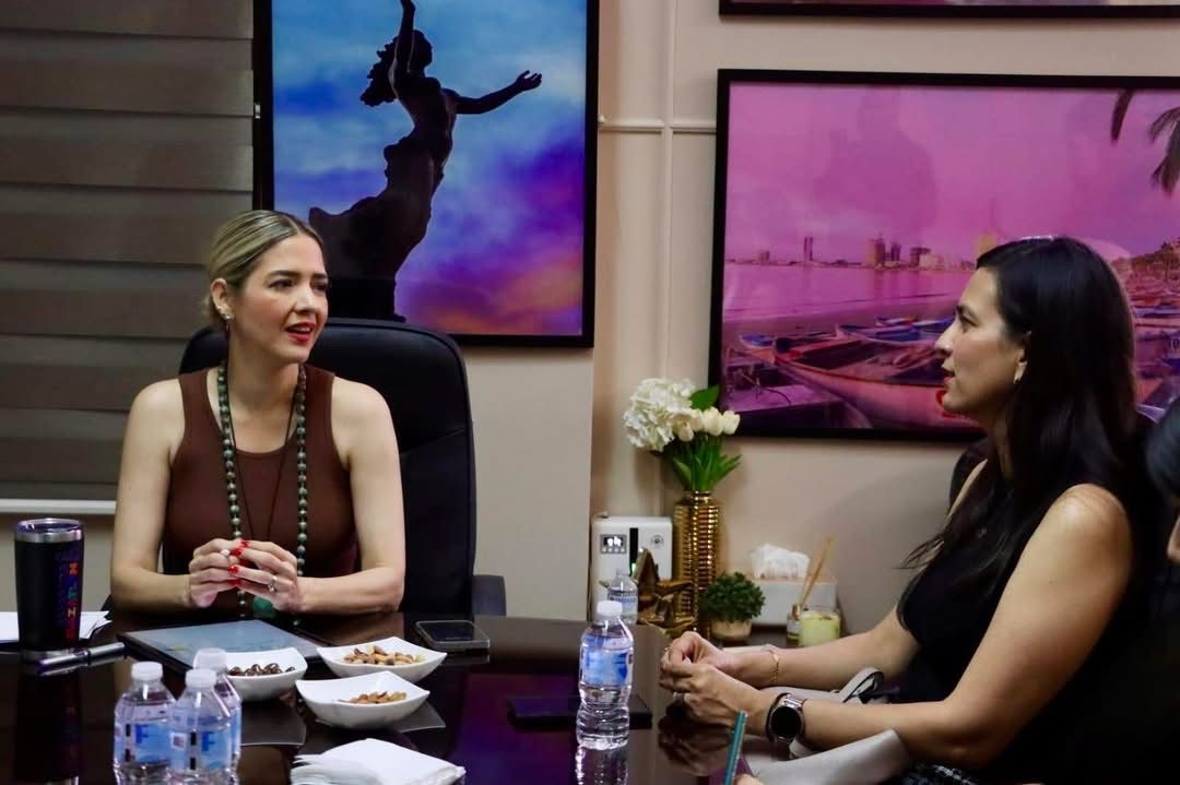 Reunión entre la Estrella Palacios y Nohemí Sotelo Ortega, directora regional de la Conavi en Sinaloa.