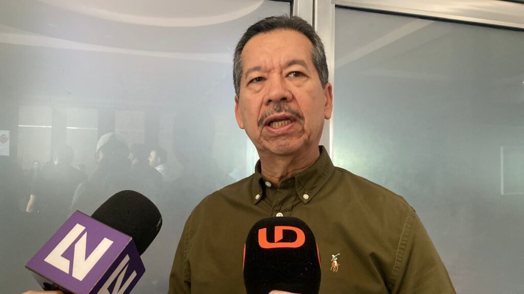 Jefe de la Jurisdicción Sanitaria número 2, Everardo Cárdenas con micrófonos del medio de comunicación