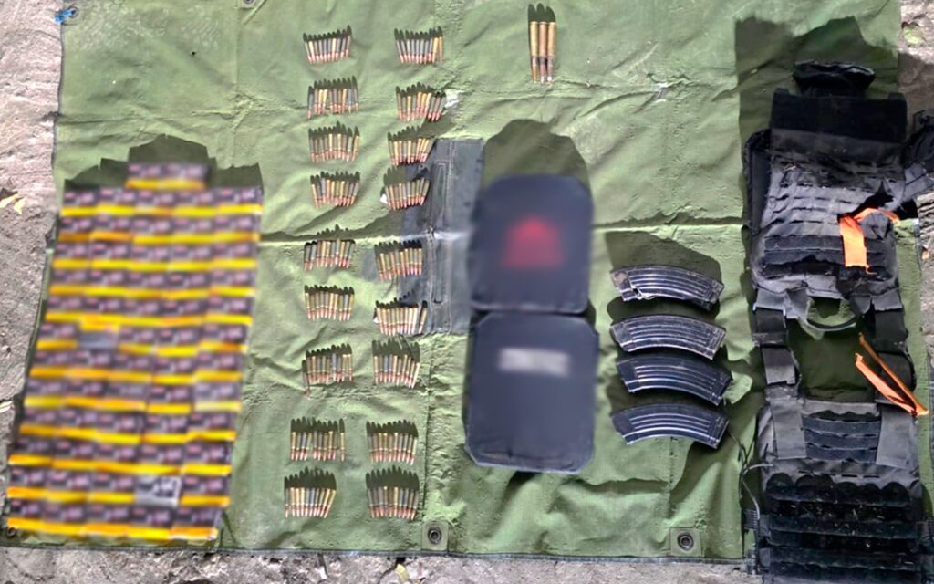 Cartuchos para arma de fuego en el suelo
