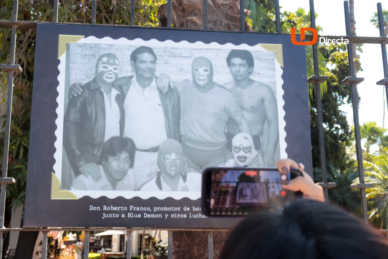 Fotografía de exposición de fotos en Museo de Los Mochis junto a un celular tomando otra fotografía