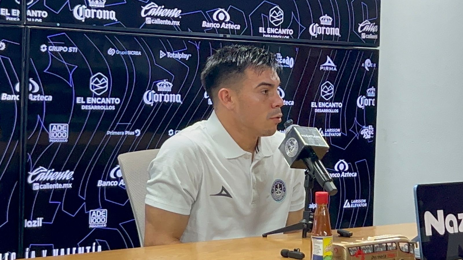 Futbolista en conferencia de prensa