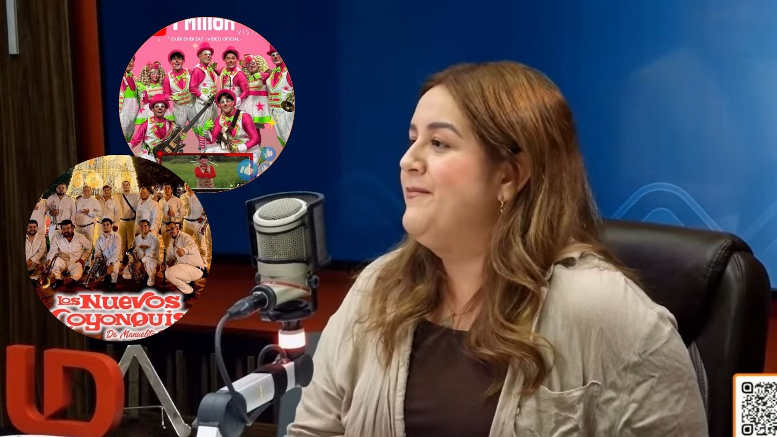 Funcionaria frente micrófono