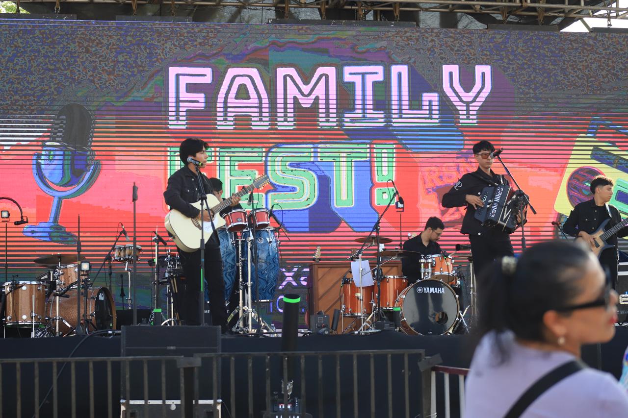 Musicos en templete con una pantalla que dice Family Fest Rsn