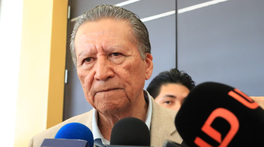 Feliciano Castro habla con los medios de comunicación de Sinaloa