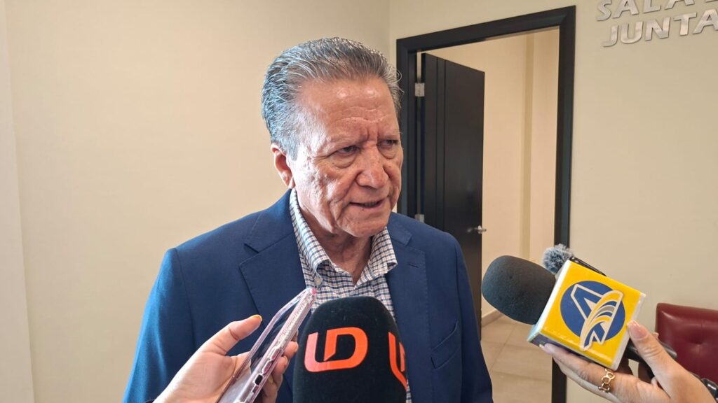 Funcionario hablando al micrófono
