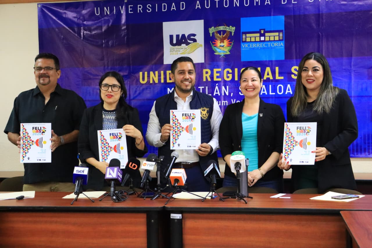 Autoridades de la UAS con un cartel en las manos posando para la foto