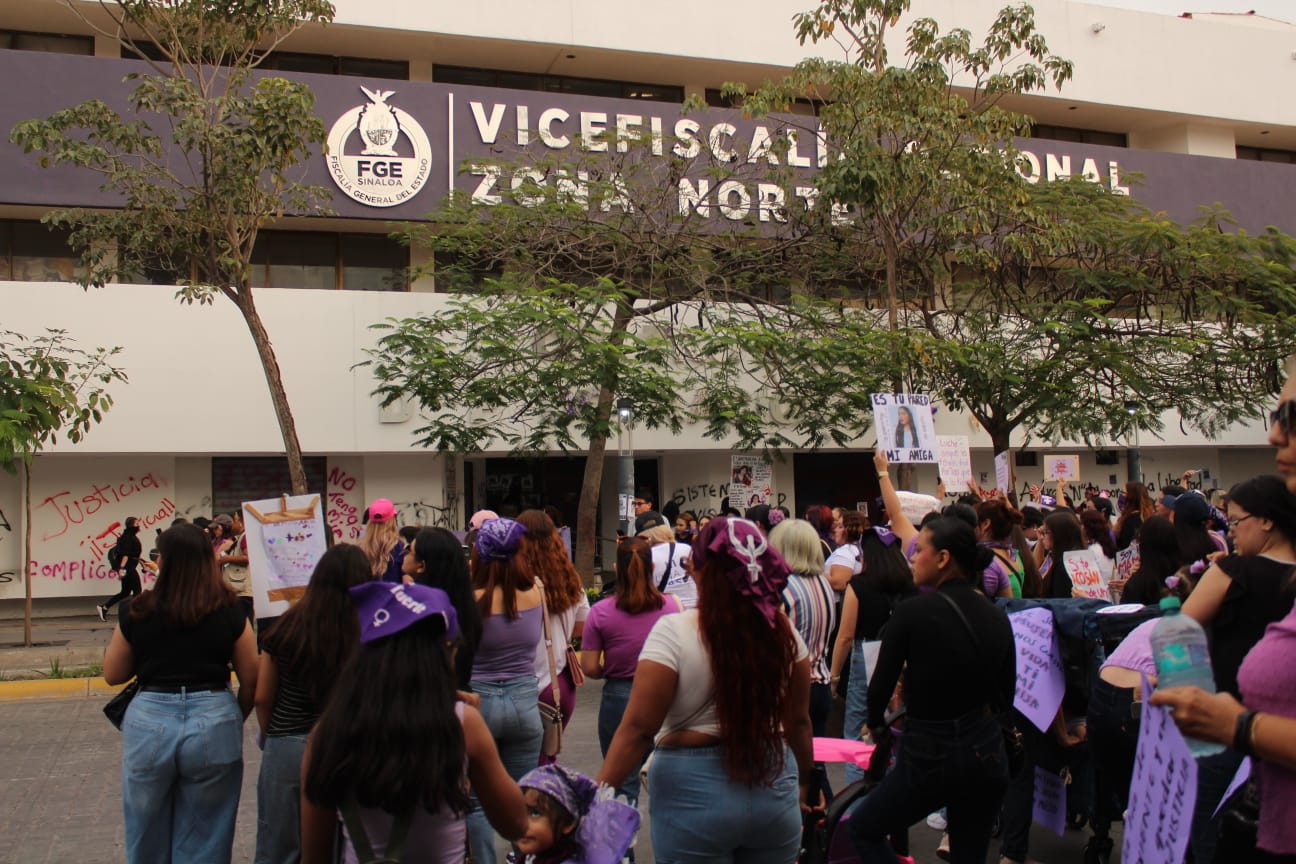 Grupo de feministas a las afueras de la vicefiscalia