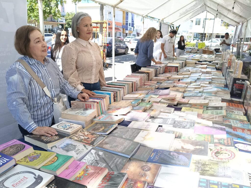 Alcaldesa de Salvador Alvarado junto a una mesa de libros