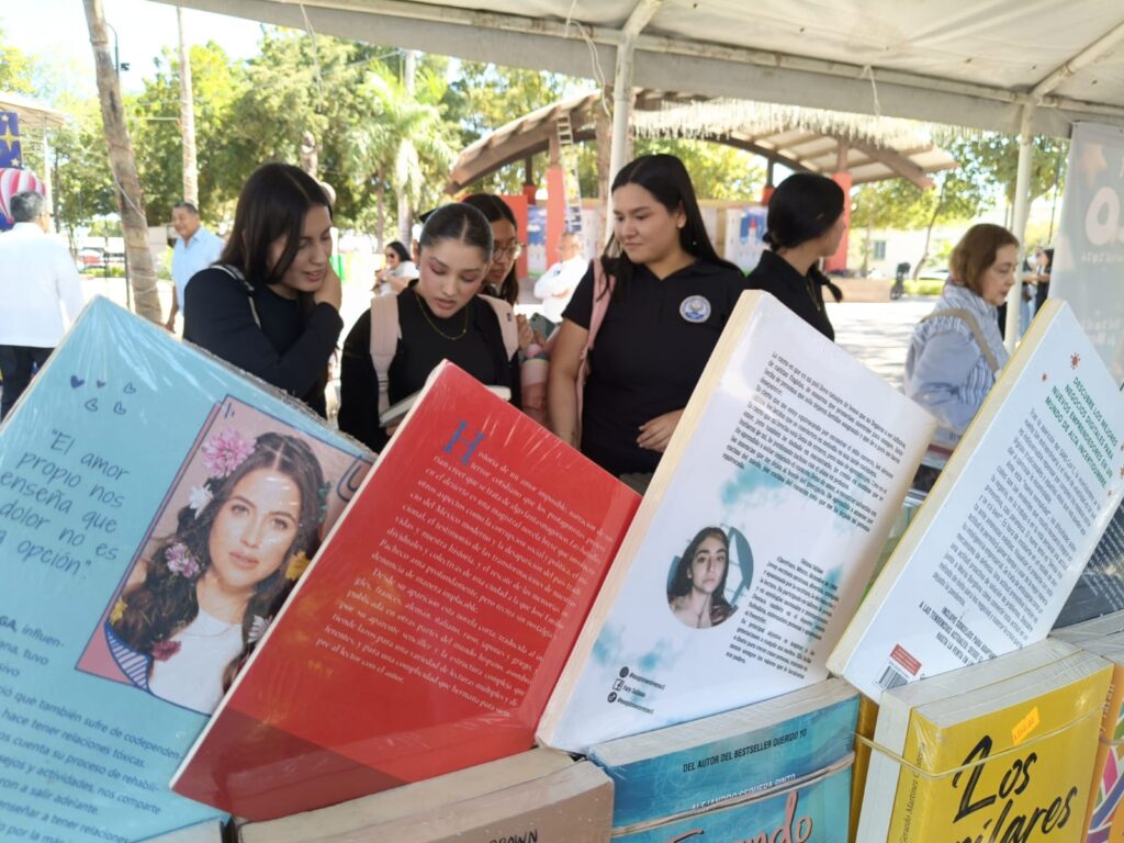 Libros acomodados junto a estudiantes
