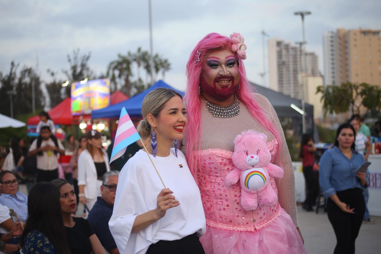 Estrella Palacios junto a una persona de la comunidad LGTB