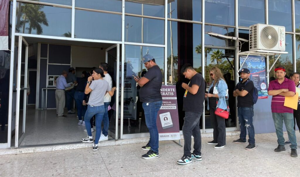 Ciudadanos hacen fila en el Ayuntamiento de Ahome para tramitar licencia de conducir permanente