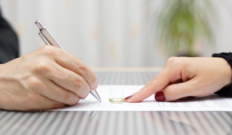 Personas concretan acuerdo de divorcio