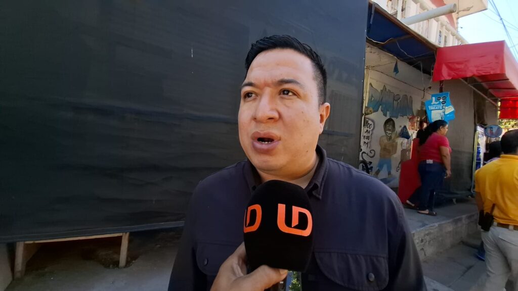 Funcionario hablando al micrófono