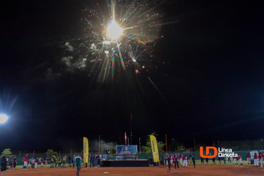 Fuegos artificiales en inauguración del torneo de Rodríguez Baseball Academy
