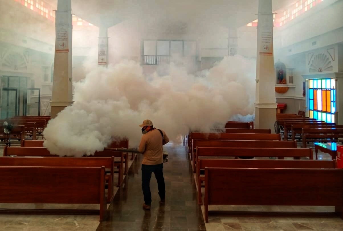 Persona fumigando adentro de una iglesia