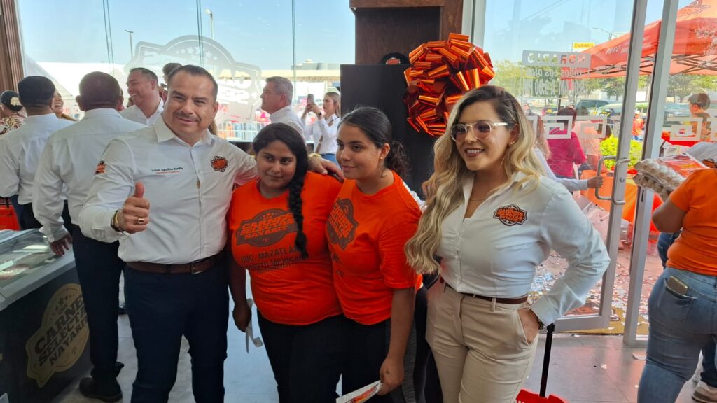 Beatriz Garcia compradora #1 ganadora de un refrigerador en la apertura de Carnes Selectas Nayarit, en Mazatlán