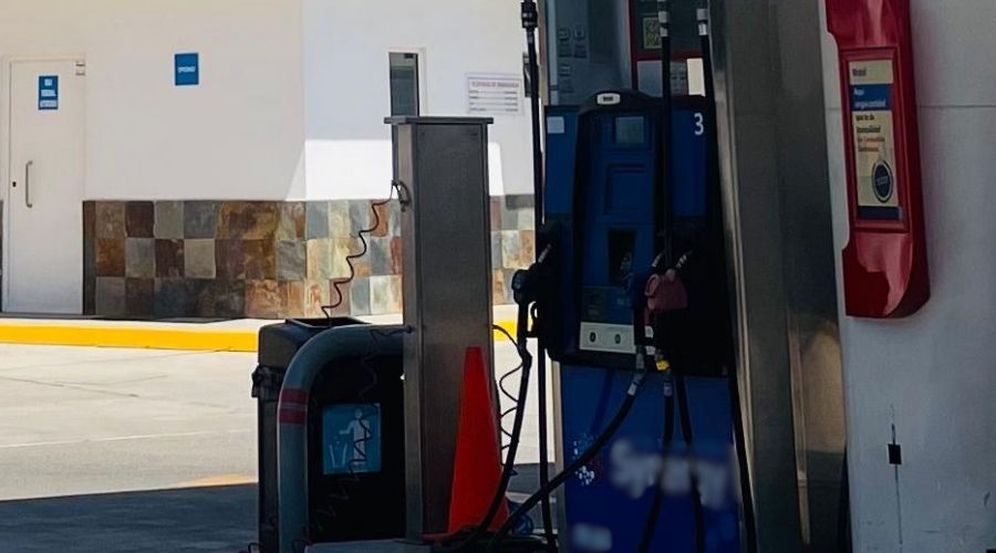 Bomba de gasolina con un extintor rojo