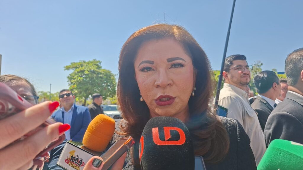 Gloria Himelda Félix Niebla con medios de prensa