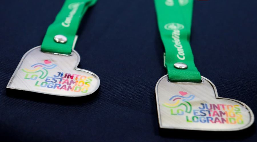Medallas en forma de corazón sobre una mesa