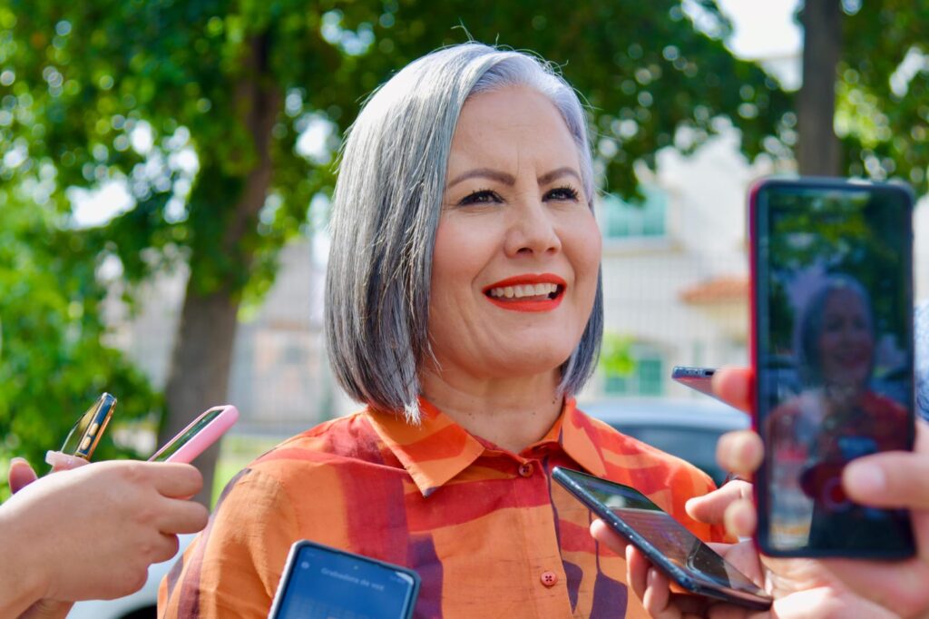 Funcionaria sonriendo a la cámara