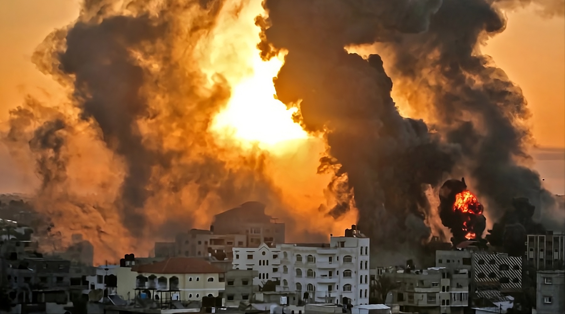 Humo y fuego entre edificios por la Guerra en Medio Oriente