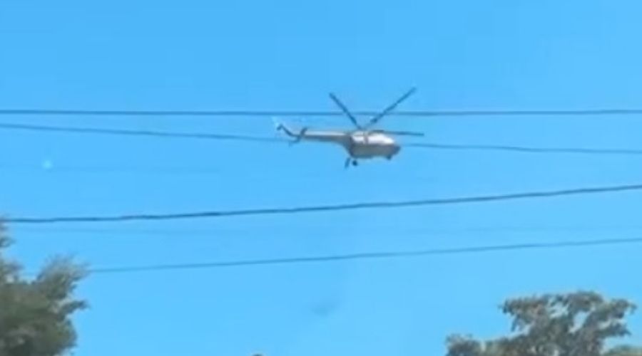 Helicóptero en el cielo sobrevolando
