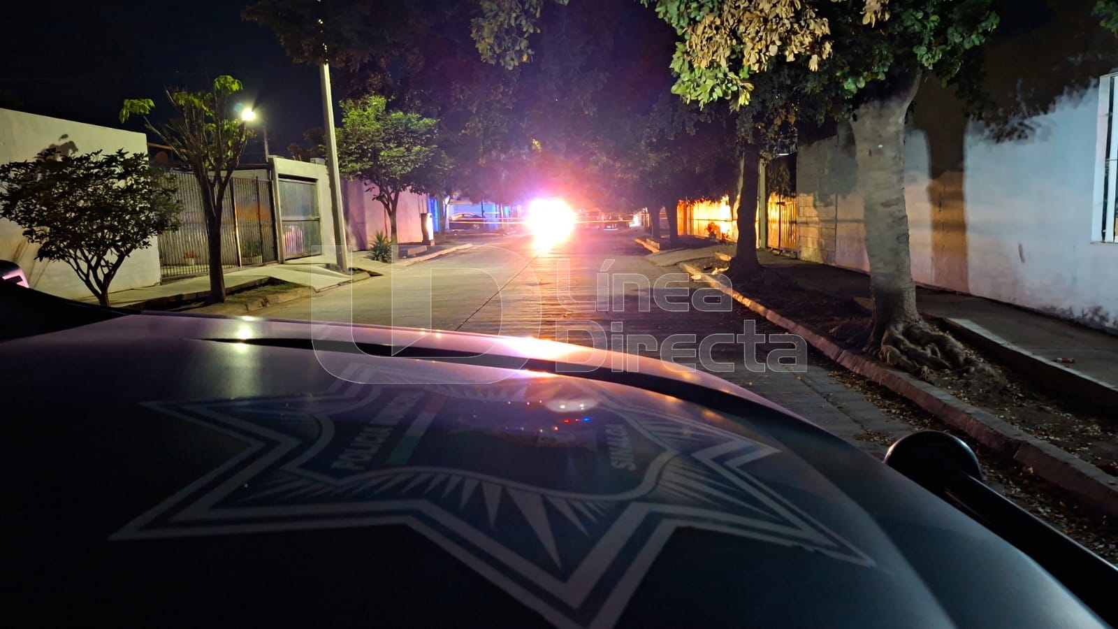 Cofre de unidad de policía y cinta amarilla acordonando una zona
