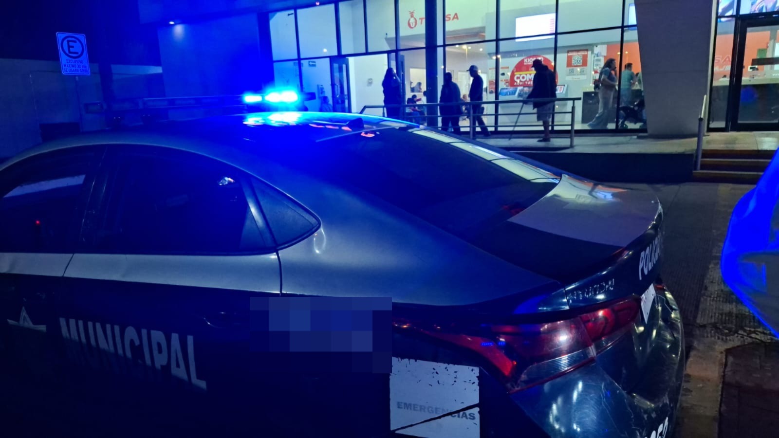 Unidad de la Policía con las sirenas azules encendidas