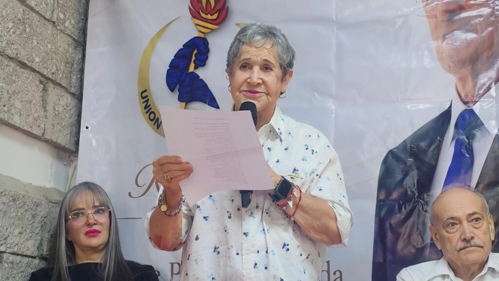 Hermana Blanca Nieves Palacios Barreda hablando en homenaje