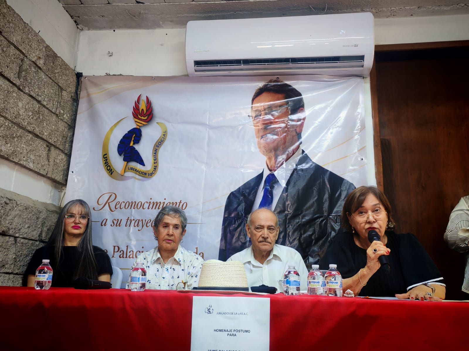 Conferencia de prensa en homenaje póstumo