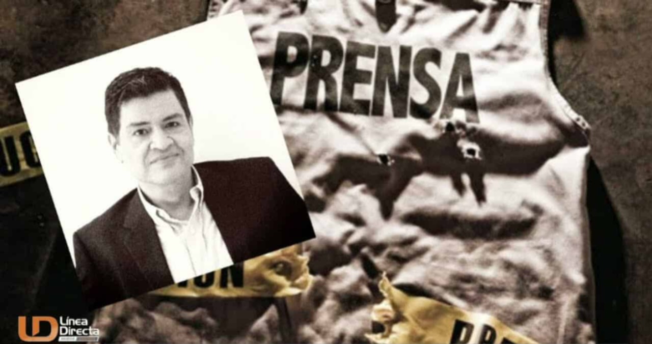 Foto de Luis Enrique Ramírez Ramos junto a un chaleco de prensa