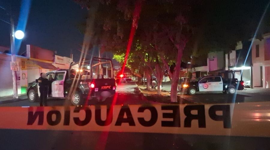 Dos unidades de la SSPC con una cinta amarilla que dice precaución