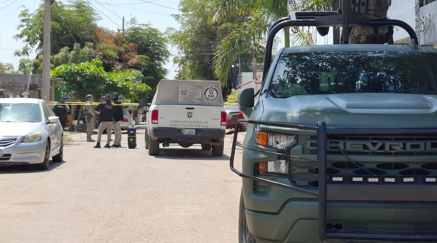 Unidades de la FGE y del Ejército Mexicano en una calle con una cinta amarilla de precación