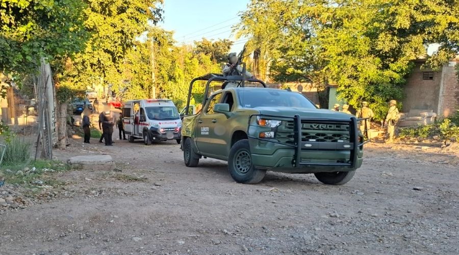 Unidad del ejército mexicano junto a una ambulancia de la cruz roja