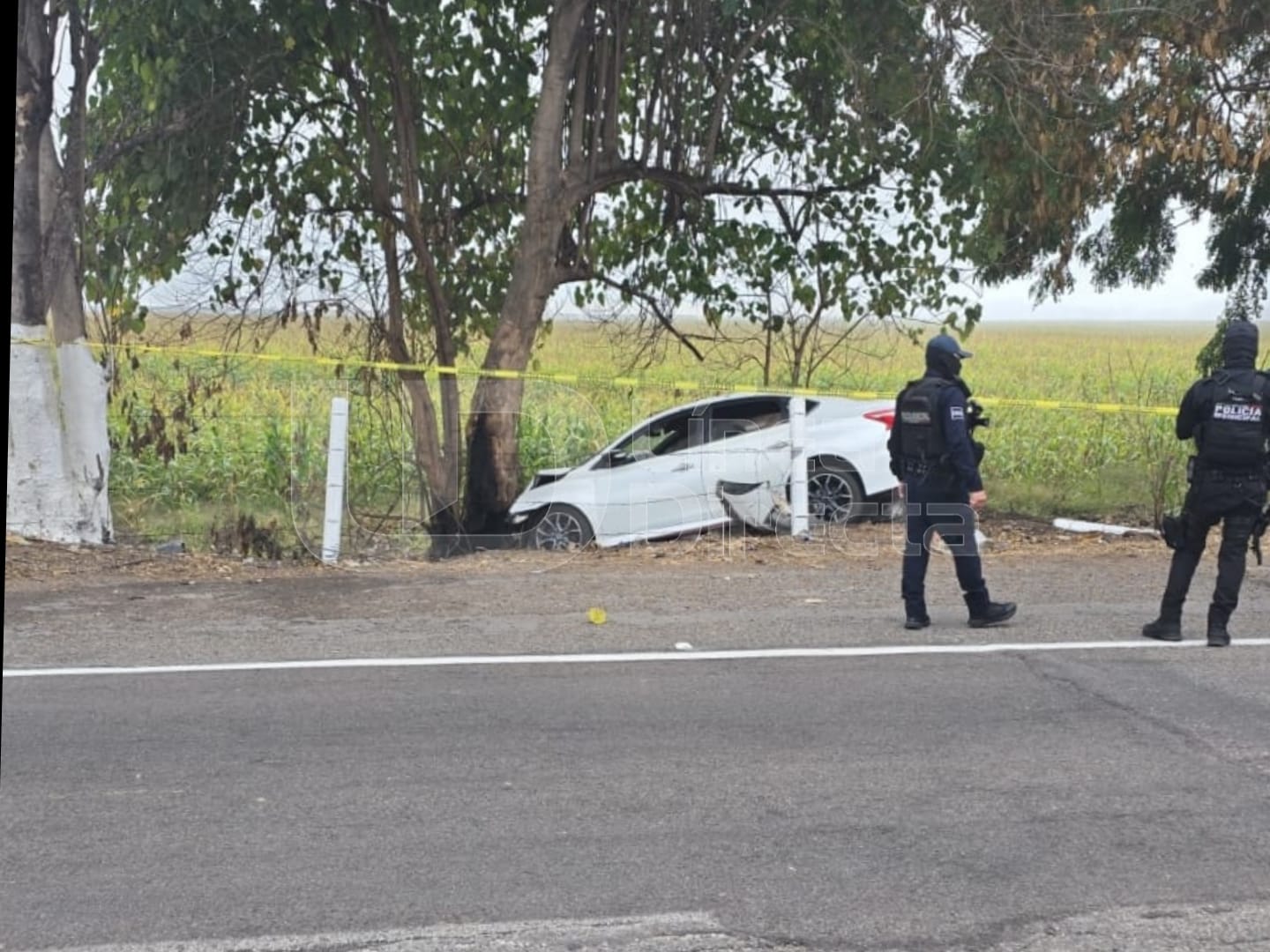 Policias en la escena del crimen un homicidio dos personas asesinadas en un vehículo de color blanco en Culiacán