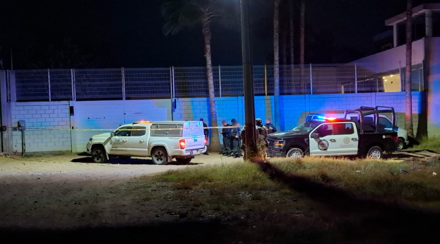 Policías resguarda zona del crimen donde se halló un hombre sin vida