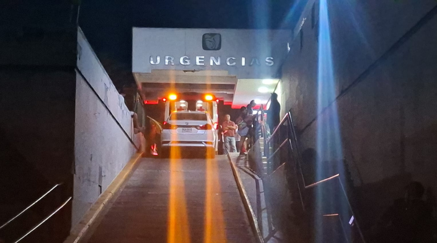 Paramédicos trasladan al menor lesionado al Hospital del IMSS en Mazatlán