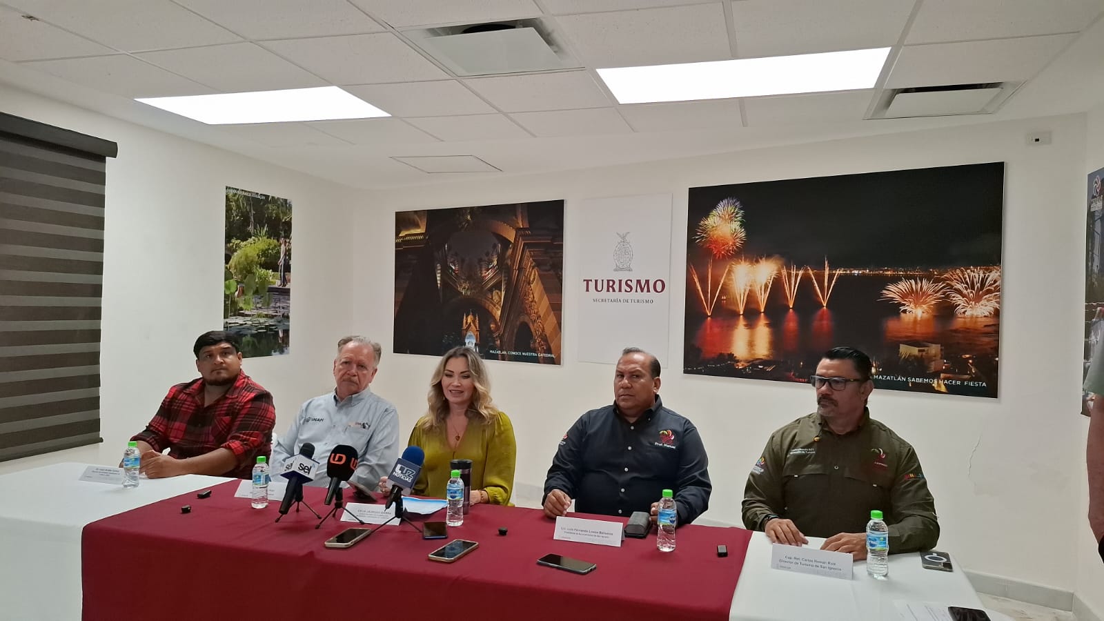 Personal de INAH sentados detrás de mesa dando conferencia