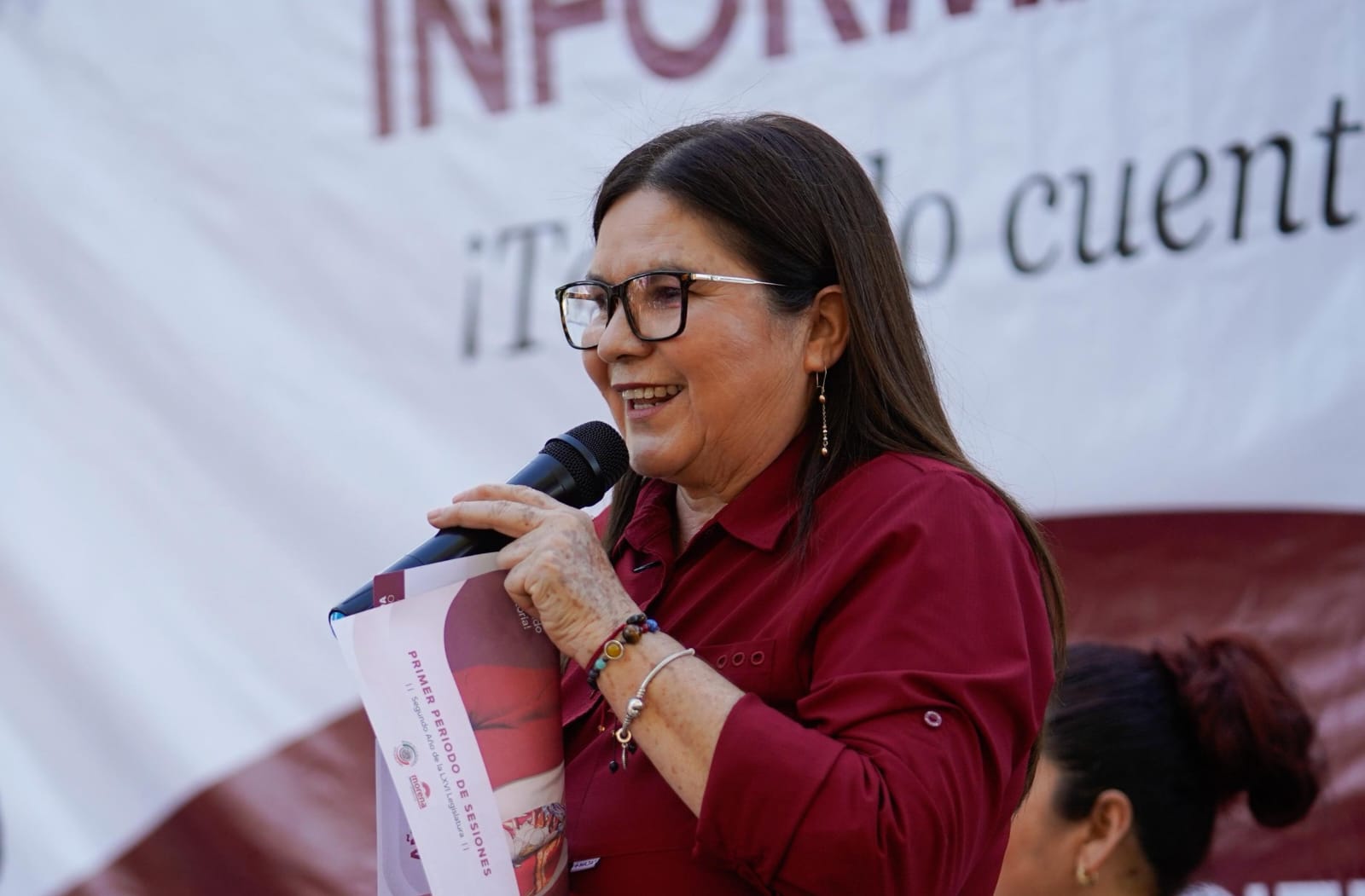 Imelda Castro hablando con un micrófono