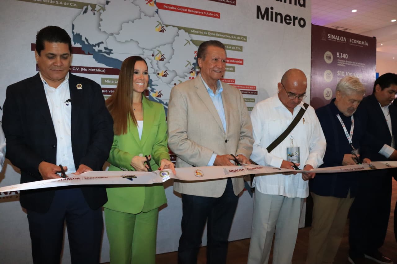Funcionarios cortando listón de inauguración