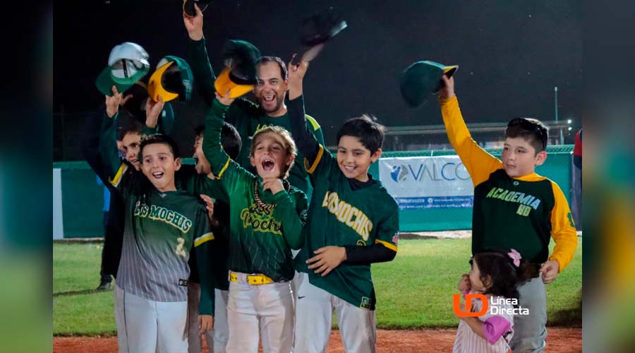 Jóvenes beisbolistas en torneo de Rodríguez Baseball Academy, en Ahome