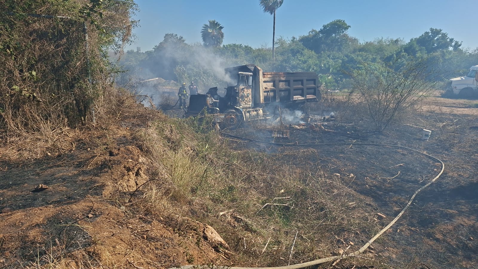 Incendio en lote enmontado siniestra un camión de volteo