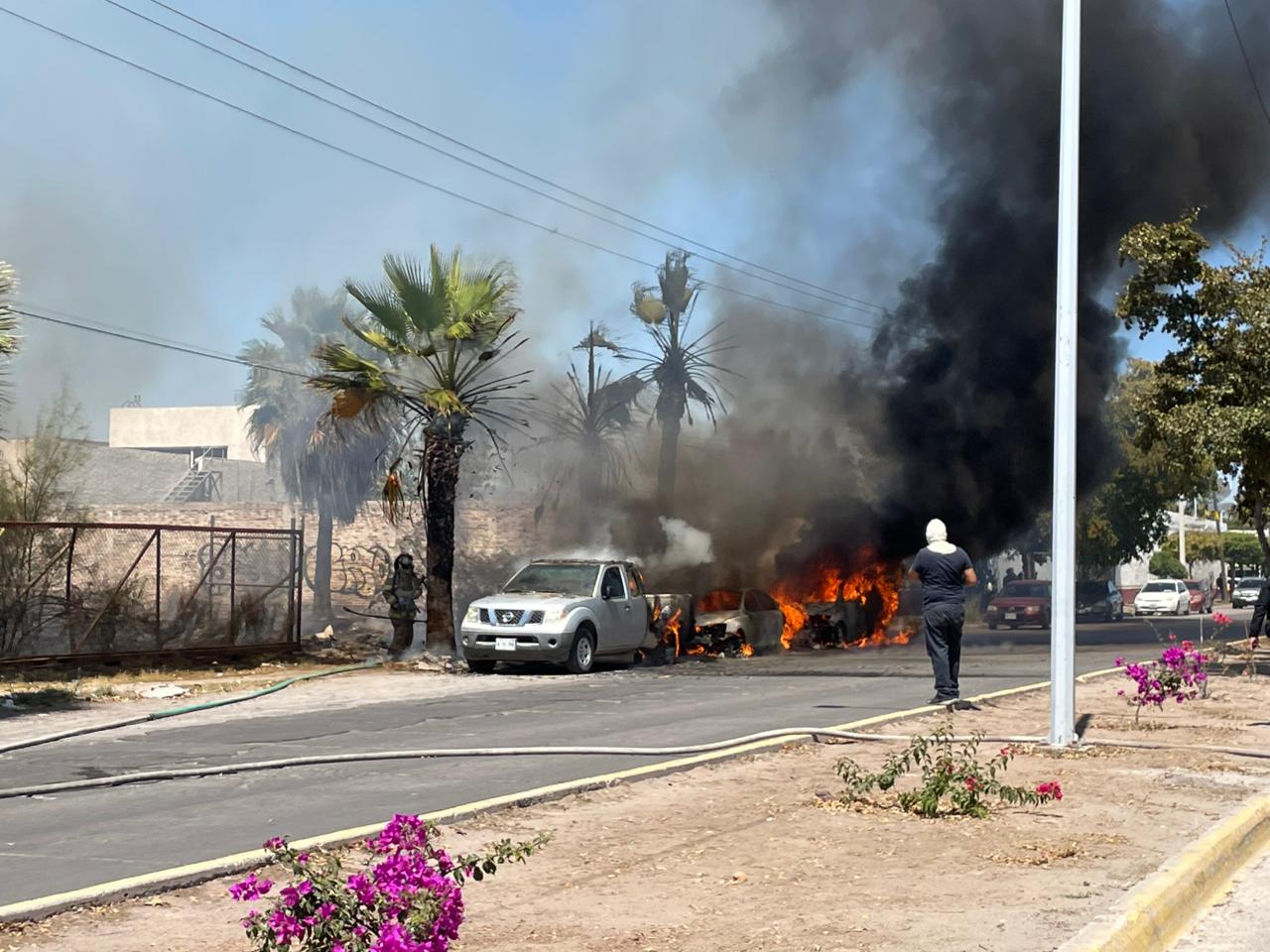 Voraz incendio consume en su totalidad tres vehículos