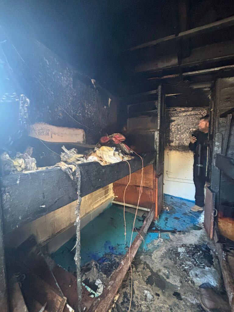 Incendio dentro del barco camaronero