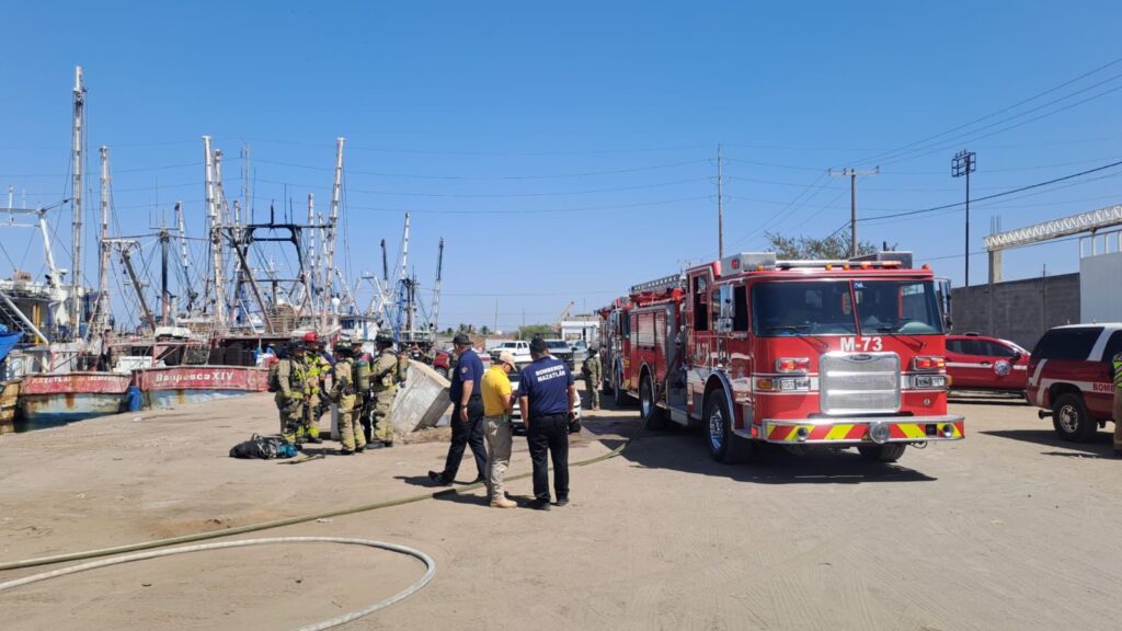 Bomberos junto a camión