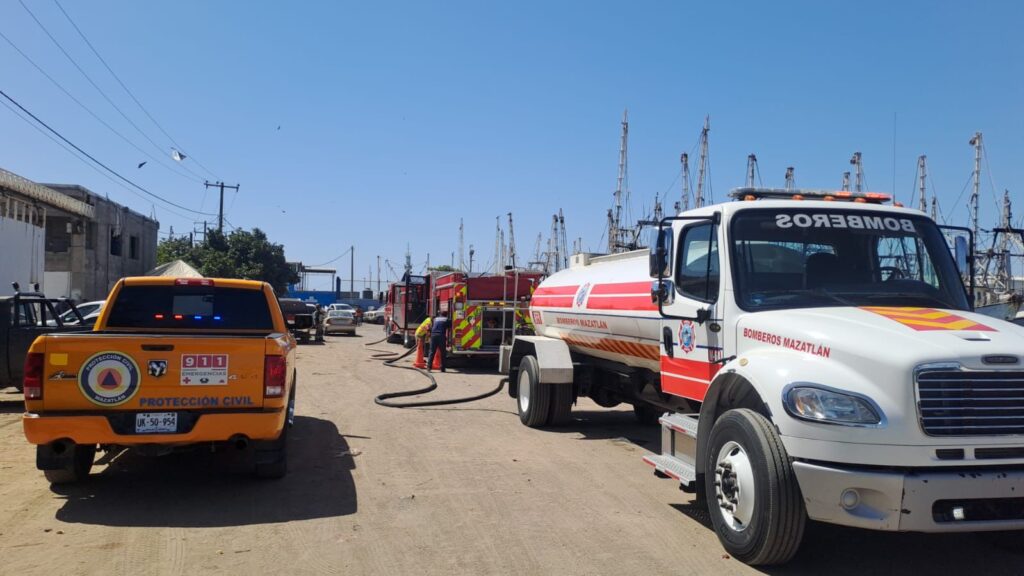 Camioneta de protección civil junto a pipa de bomberos