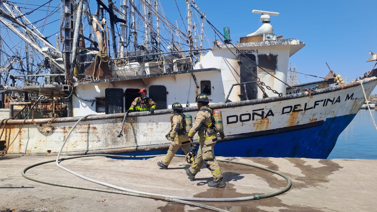 Barco con dos bomberos en incendio