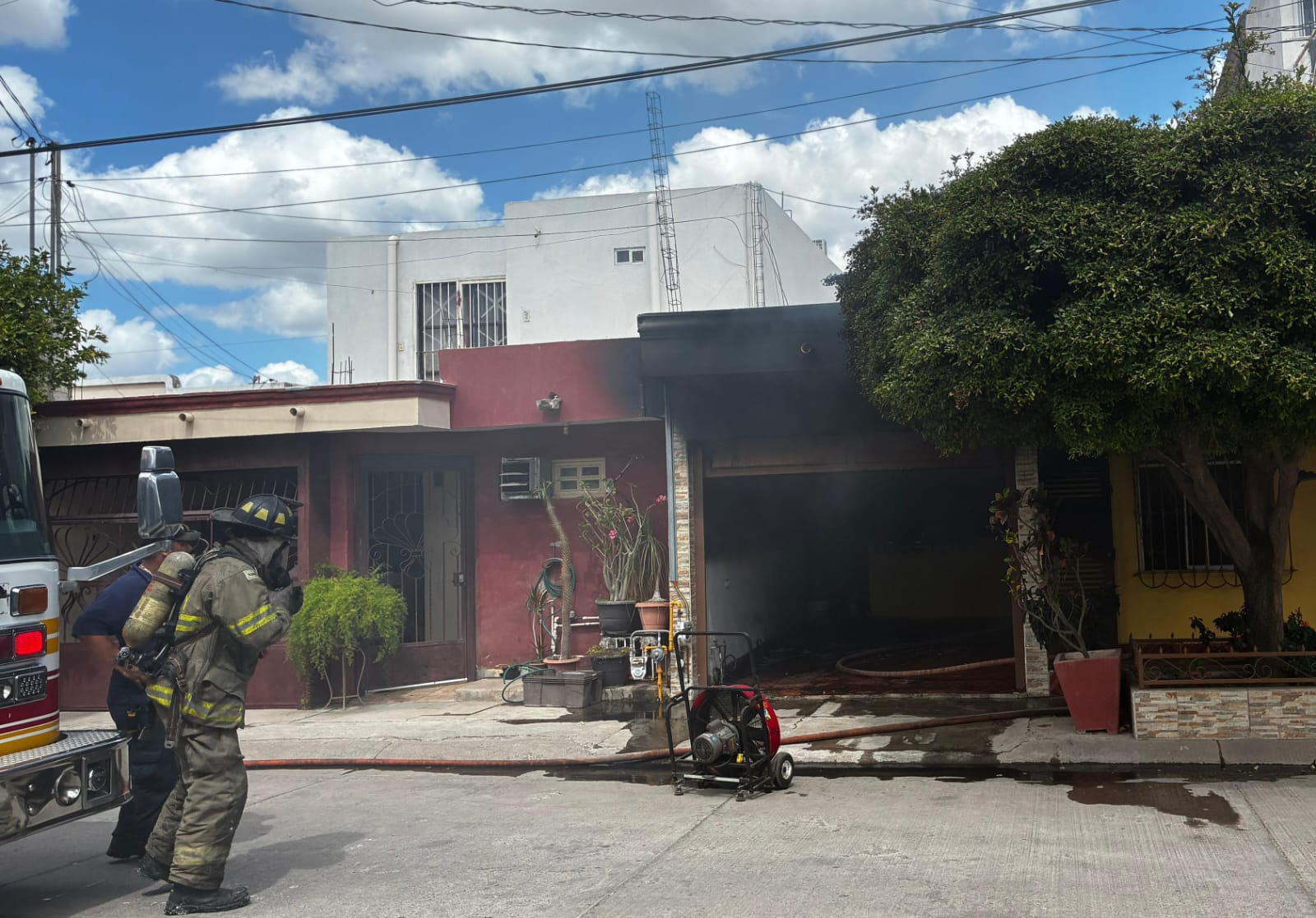 Bomberos interviniendo en incendio en vivienda de Los Mochis