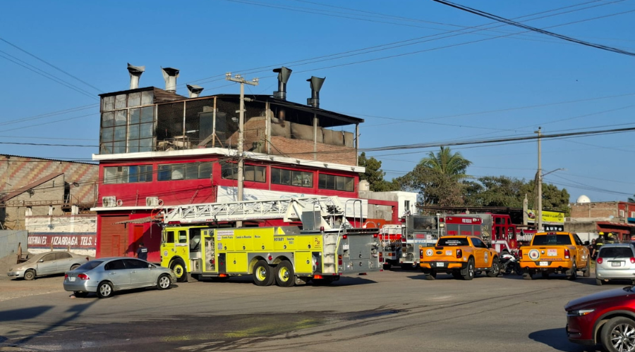 Camiones de bomberos rodean negocio tras reporte de incendio