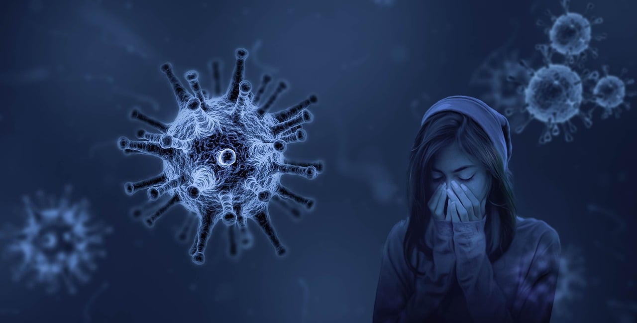 Joven con sudadera tapándose el rostro y alrededor de ella bacterias visibles